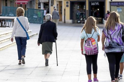 Personas de distintas edades caminando la semana pasada por las calles del centro de la ciudad vallisoletana.-MIGUEL ÁNGEL SANTOS