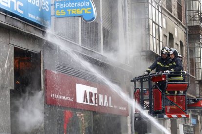 Incendio del cuadro eléctrico de un edificio ubicado en la avenida Ordoño II de la capital leonesa-Ical