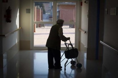 Una anciana, en una residencia de ancianos en una imagen de archivo. -E. M.