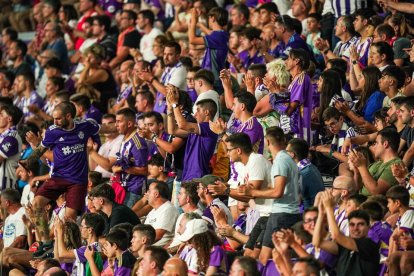 Aficionados en las gradas de Zorrilla. / RV / I. SOLA