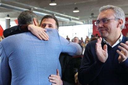 Javier Izquierdo, en una imagen de archivo junto a Pedro Sánchez y Luis Tudanca.-ICAL.