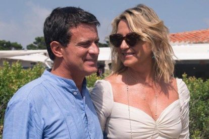 Manuel Valls y Susana Gallardo, tras su boda.-AFP / MAGDALENA PALMENR