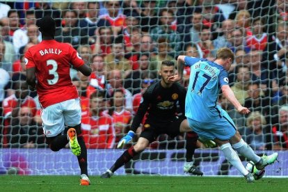De Bruyne abre el marcador del clásico inglés entre City y United en Old Trafford.-EFE