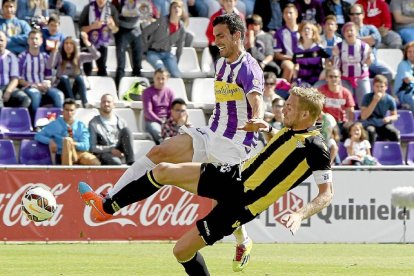 El bético Perquis realiza una dura entrada a Alfaro en el partido en el que lo lesionó-J.M.Lostau