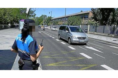 La Policía Municipal controla la entrada del tráfico al centro histórico de la ciudad.-E.M.
