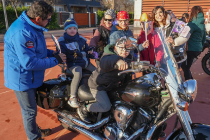 'Pingüinos' visita el colegio de Educación Especial de la Junta en Covaresa- J.M. LOSTAU