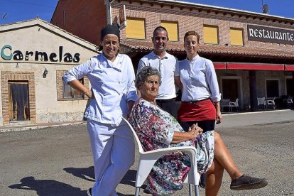 Carmela, junto a su familia –hoy equipo de cocina y sala–, en el exterior de su restaurante de Villardefrades.-ARGICOMUNICACIÓN