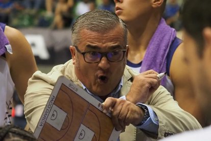 Paco García, pizarra en mano, se dirige a sus jugadores en el Coliseum de Burgos en la Final Four. M. GONZÁLEZ EGEA