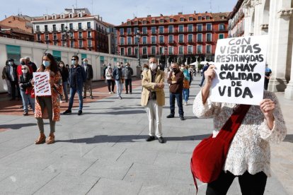 Concentración de la plataforma de afectados de las residencias de Castilla y León en la Plaza Mayor de Valladolid. J.M. LOSTAU.