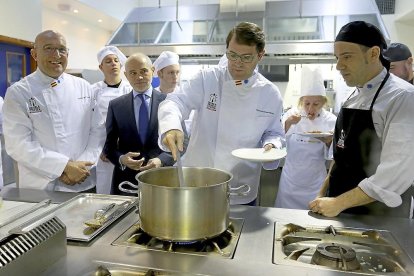 El presidente del Partido Popular de Castilla y León, Alfonso Fernández Mañueco, visitó la Escuela Internacional de Cocina de la Cámara de Comercio de Valladolid-ICAL