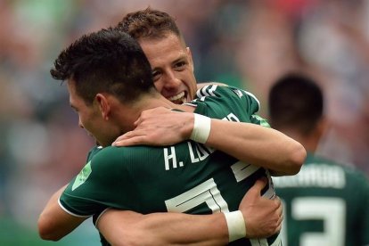Lozano recibe la felicitación por su gol.-EFE