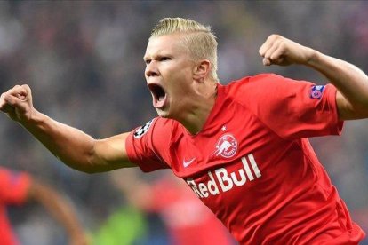 Haaland celebra un gol con con la camiseta del Salzburgo.-