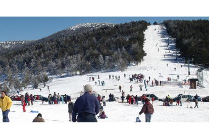 Numerosos aficionados a los deportes invernales en Santa Inés, cuya pista alpina ofrece un entorno privilegiado.-ÁLVARO MARTÍNEZ