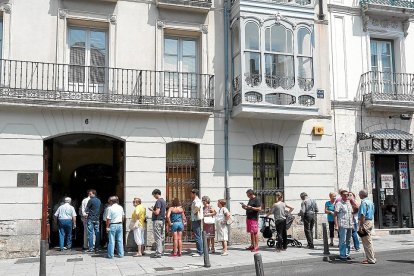 Cola a las puertas de la oficina del contribuyente del Ayuntamiento en la plaza de Santa Ana. - E.M.