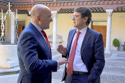 Jesús Julio Carnero y Alfonso Fernández Mañueco dialogan.-ICAL