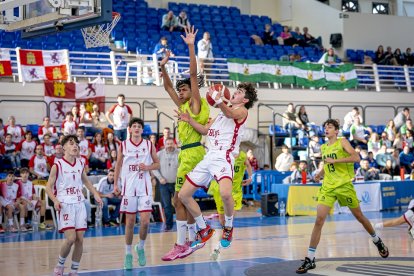 Un momento de un partido de Castilla y León ante Andalucia infantil. / FEB