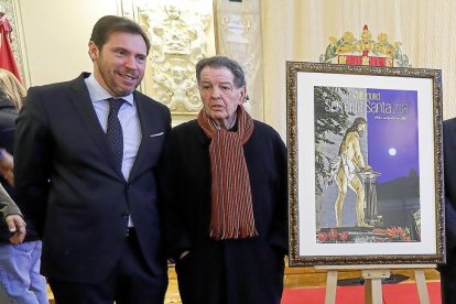 El pregonero De Pablos, junto al cartel de la Semana Santa.-J.M. LOSTAU