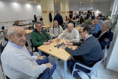 Un grupo de usuarios del centro de San Juan en el bar durante la partida de dominó.-J.M. LOSTAU