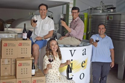 Jesús, Javier, María y Juan Antonio, en su bodega Nietos de Señora María.-