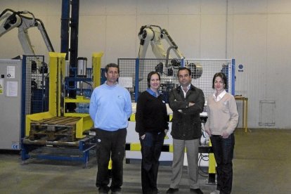 Miguel Ángel Vázquez, segundo por la izquierda, con parte de su equipo, junto a los robots de la empresa Procubitos.-D. V.