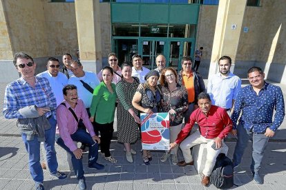 Ängel Hernández, a la izquierda, junto a representantes de los sindicatos colombianos en la Facultad de Comercio.-J.M. LOSTAU