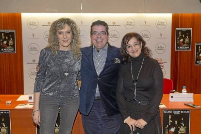 Presentación de la obra de teatro "El Pelicano", de August Strindberg, a cargo del director de Teatro Arcón de Olid. En la imagen, Raquel Moreno (i), actriz de la obra, Juan Casado (c), director de la obra y Esperanza Sanchez (d), actriz de la obra-Wellington Dos Santos