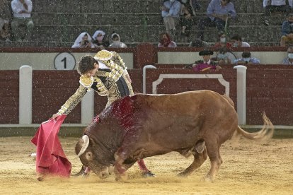 El peruano Roca Rey torea por la derecha a su oponente entre rachas de viento y una lluvia intensa. JOSÉ SALVADOR