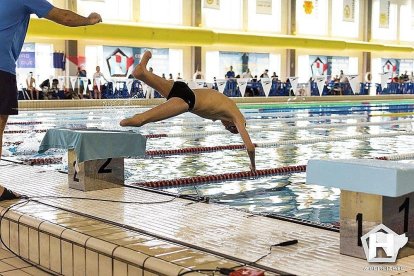 El vallisoletano Luis Huerta se lanza a la piscina durante una prueba.-E.M.