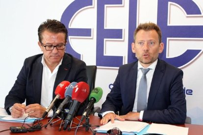 El secretario general adjunto de Fele, Enrique Suárez(D), y el director jurídico de Adecco España, Javier Blasco-ICAL