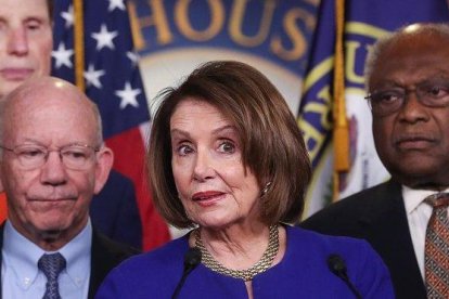 La líder de los Demócratas en la Cámara de Representantes, Nancy Pelosi, junto a otros diputados del partido, el pasado 22 de mayo.-JONATHAN ERNST (REUTERS)