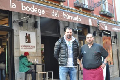 José María Barrios(i), dueño del establecimiento, junto al Jefe de cocina.-N.V.