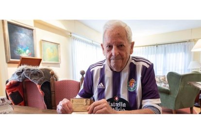 Juan Antonio Añíbarro, socio número 1 del Real Valladolid. / JESÚS LUQUE / PHOTOGENIC