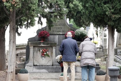 Miles de personas acuden al los cementerios de Valladolid el Día de Todos los Santos.- ICAL