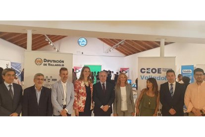 Diferentes cargos de la CEOE Valladolid, la Diputación provincial y de CaixaBank Dualiza durante la inauguración de la I Feria de Formación Profesional. - E. PRESS