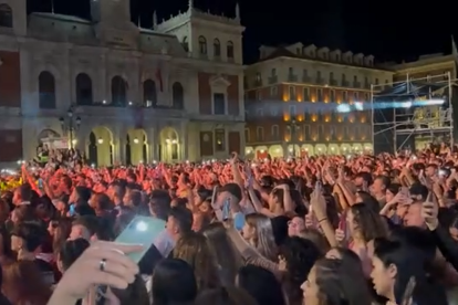 La Plaza Mayor de Valladolid vibra con Derulo. Twitter: @oscar_puente_