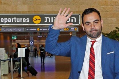 El director de Human Rights Watch para Israel y Palestina, Omar Shakir, poco antes de tomar un vuelo en el aeropuerto de Ben Gurion tras ser expulsado por el Gobierno de Israel.-JACK GUEZ (AFP)