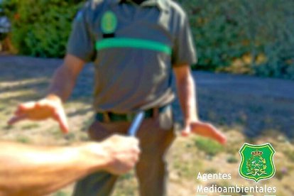 La Asociación Profesional de Agentes Medioambientales distribuyó ayer esta imagen de la agresión, en la que uno de los presuntos cazadores furtivos estaría amenazando al guardia forestal.-