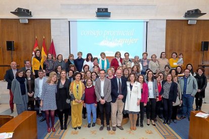 Carnero junto a participantes del Consejo Provincial de la Mujer.-EL MUNDO