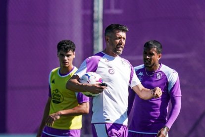 Pezzolano, junto a Torres y Kenedy.