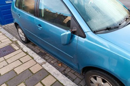 Foto de un coche con el retrovisor partido en Parquesol, Valladolid. E.P.