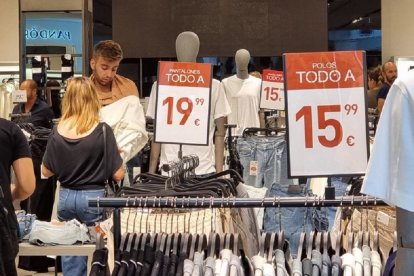 Campaña de rebajas en una tienda de Valladolid. PHOTOGENIC