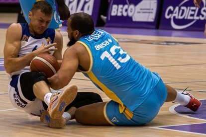 Puidet y Larsen pugnan por el control de un balón en el UEMC Real Valladolid-Estudiantes de la pasada temporada. / PHOTOGENIC