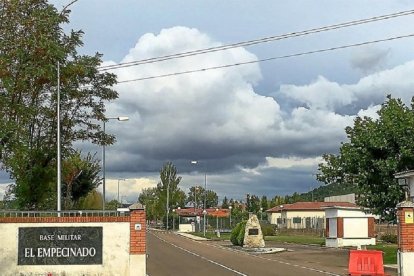 Entrada a la Base El Empecinado de Santovenia, sede de la AALOG 61 donde ocurrieron los hechos. E. M.