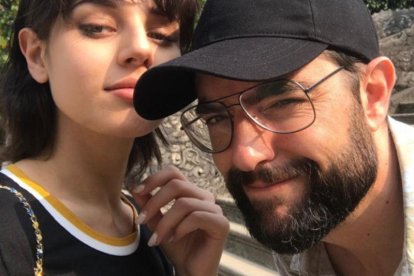 Dani Mateo y su novia, 15 años menor.-EL PERIÓDICO (INSTAGRAM)