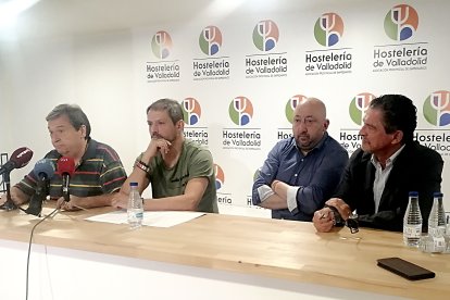 Presentación en la Asociación de Hosteleros de Valladolid. De izquierda a derecha Luis Trapote, de la Federación de Vecinos Conde Ansúrez; Juan José García, Vicepresidente de Apehva; Jaime Fernández, Presidente de Apehva y Juan Fernández, del colectivo vecinal de San Miguel. / E. M.