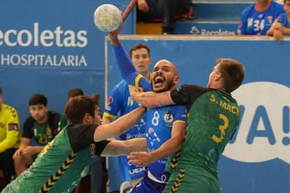 El central brasileño Freitas es parado de forma poco ortodoxa por Sergi Mach, jugador del Cuenca. LOSTAU