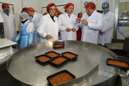 Ángeles Armisén, Alfonso Fernández Mañueco yAlfonso Jiménez en la nueva zona de precocinados.-ICAL