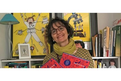 La médica e ilustradora vallisoletana Mónica Lalanda, sostiene un ejemplar del libro distinguido por 'The New York Times'. / Imágenes cedidas por Mónica Lalanda.