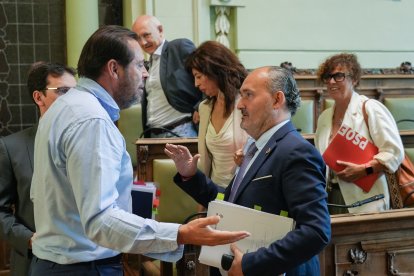 Herrero y Puente charlan con Alberto Cuadrado, de Vox, al final del pleno.- J. M. LOSTAU