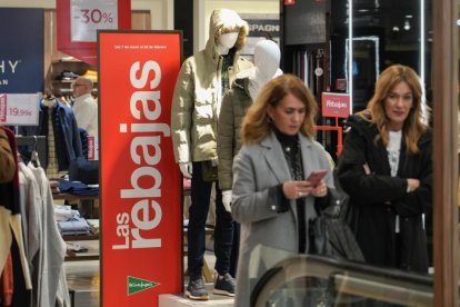 Clientes acuden a comprar en el primer día de las últimas rebajas de El Corte Inglés de la calle Constitución, que cerrará definitivamente sus puertas después de la campaña tras 49 años de andadura. J. M. LOSTAU